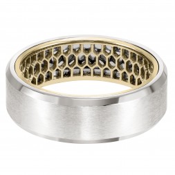 Men's Wedding Band With Mesh Pattern Inside And Flat Profile With Bevel Edge. Available In White, Yellow And Rose Gold Color Combinations.